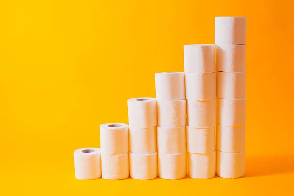 Toilettenpapierrollen isoliert auf gelb — Stockfoto