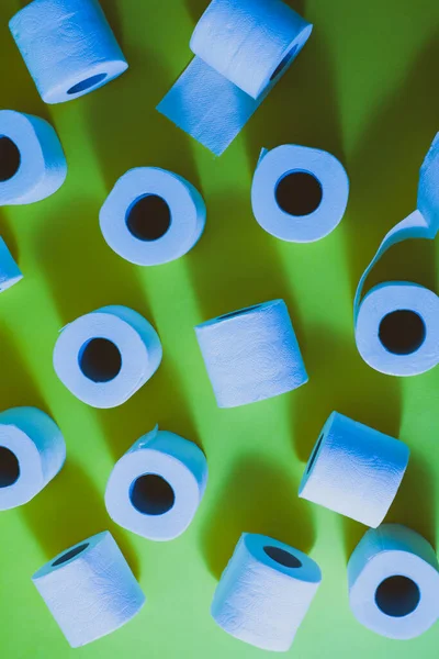 Top view of toilet paper rolls on the green — Stock Photo, Image