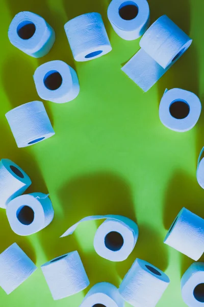Vista superior do quadro de rolos de papel higiênico no verde — Fotografia de Stock