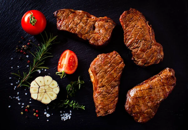 Mouthwatering slices of steak cooked for a picnic — Stock Photo, Image