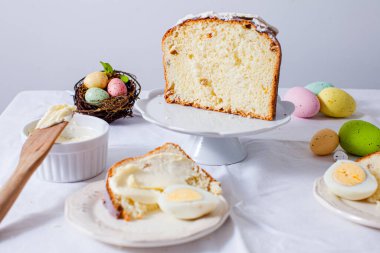 Geleneksel Paskalya brunch 'ı için servis edilen yakın masa.