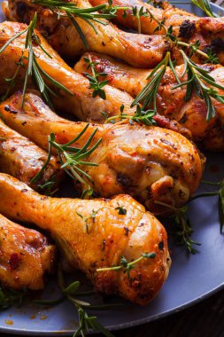 Biberiyeli kızarmış tavuk budu.