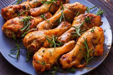 Koyu tabakta ızgara tavuk budu, üst manzara.