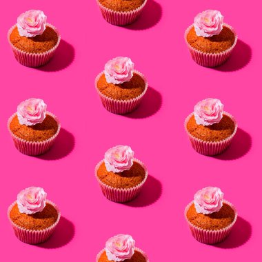 Kek ve sakura çiçeğinin biçimlendirilmiş görüntüsü