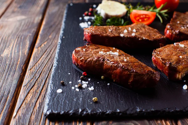 Medium pieces of fresh steak prepared on a grill — Stock Photo, Image