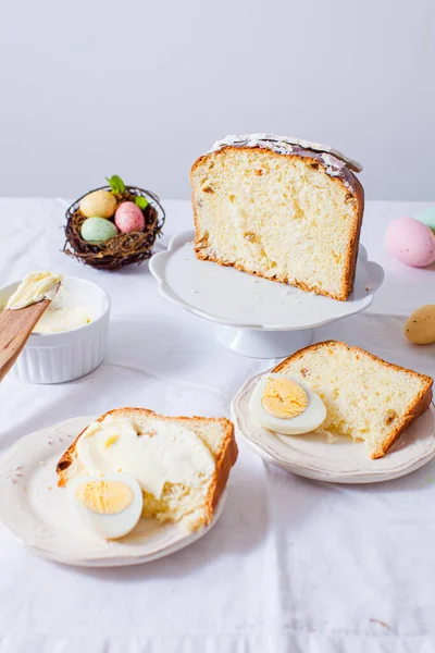 Белые тарелки с кусочками хлеба Паска и вареными яйцами — стоковое фото