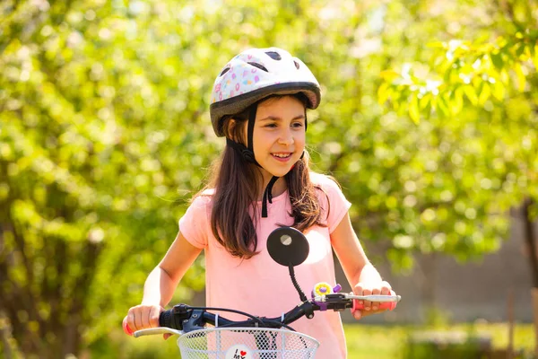 外面骑自行车头盔的8岁女孩 — 图库照片