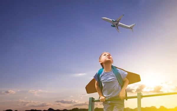 Niño de pie alto y mirando el avión — Foto de Stock