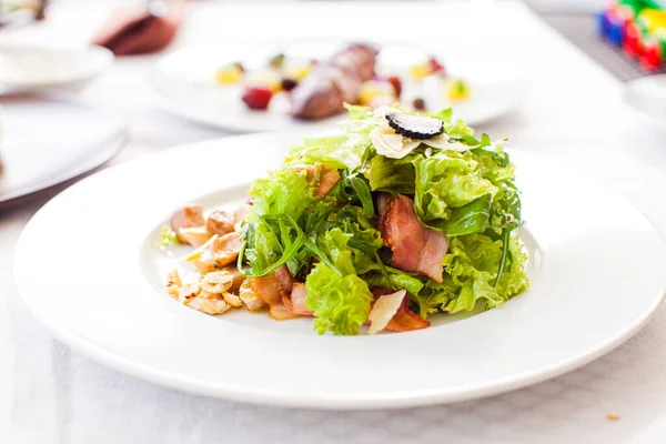 Close-up green salad with fried bacon and mushrooms — Stock Photo, Image