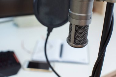 Kaliteli ses kaydı için profesyonel bir mikrofonun kapatılması