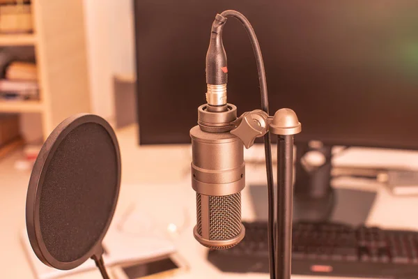 Das stylische Profi-Mikrofon im Radiostudio — Stockfoto