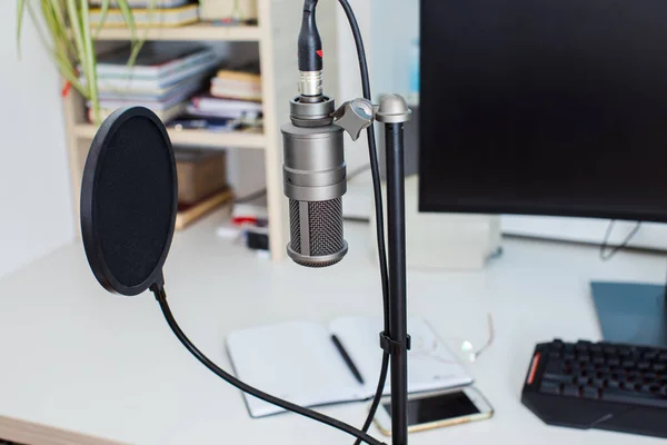 De professionele microfoon en andere studio-apparatuur voor live-uitzendingen — Stockfoto