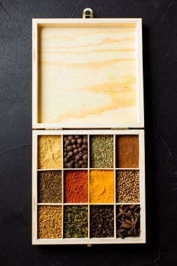 Baharatlarla dolu el yapımı ahşap bir kutu..