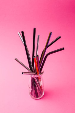 Plastik kullanımını azaltmak için metalden yapılmış kokteyl pipetleri