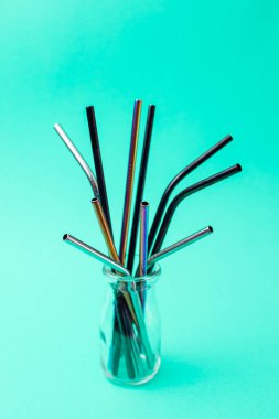 Metalden yapılmış farklı kokteyl pipetleri.