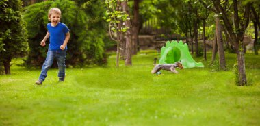 Küçük çocuk aktif olarak en sevdiği köpeğiyle dinleniyor.