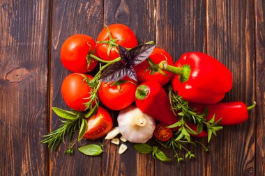 Domates, biber ve sarımsağın yanında taze baharatlar.