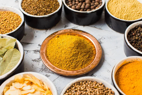 Uppsättning kryddor i keramiska skålar, närbild — Stockfoto