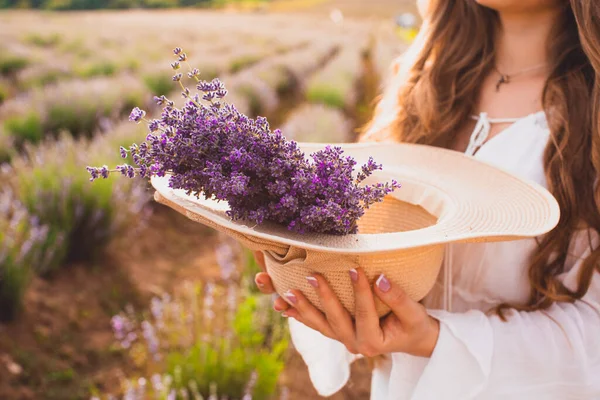 Der wunderbare Lavendelstrauß für eine schöne Dame — Stockfoto