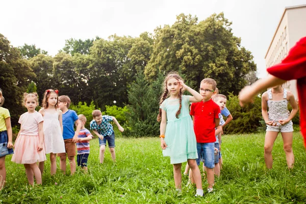 De kinderen rusten actief uit na school — Stockfoto