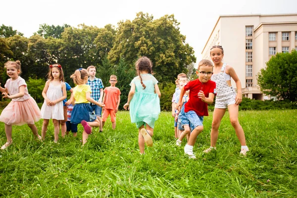 Die Kinder lernen bei Wettbewerben im Freien Teamwork — Stockfoto