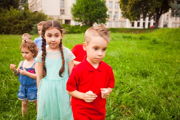 Die niedlichen Kinder freuen sich auf Geschenke — Stockfoto