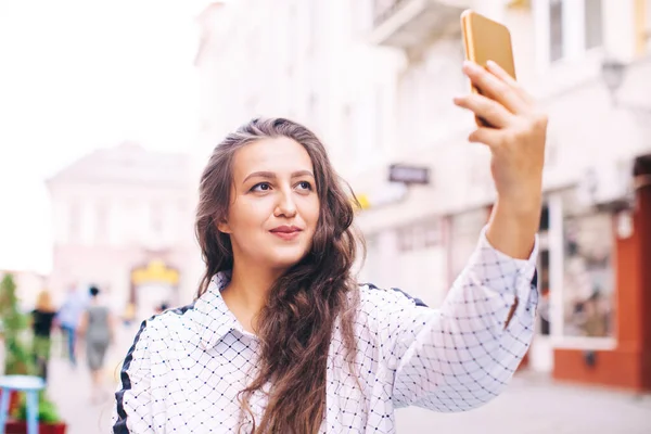 Žena dělá selfie při cestování v evropském městě — Stock fotografie