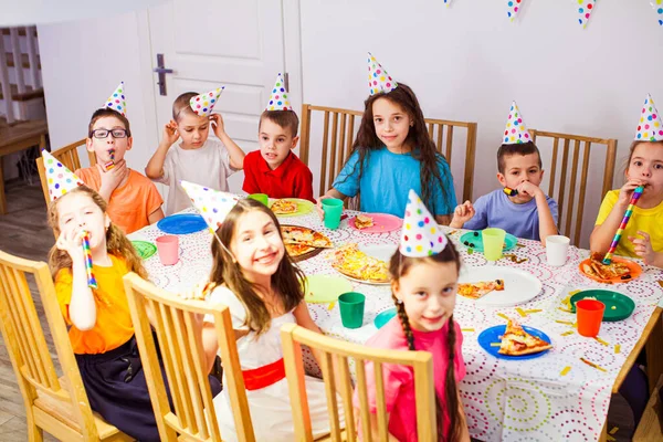 As crianças pré-escolares alegres celebram o aniversário em conjunto — Fotografia de Stock