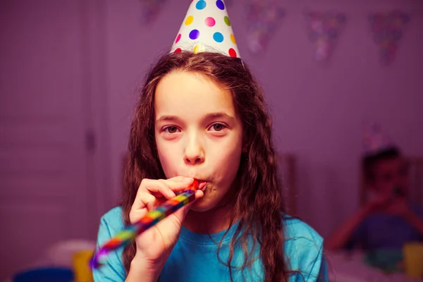 Mała dziewczynka odpoczywa na przyjęciu urodzinowym. — Zdjęcie stockowe