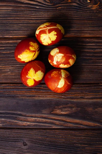 Top view five Easter eggs painted in onion peel water — Stock Photo, Image