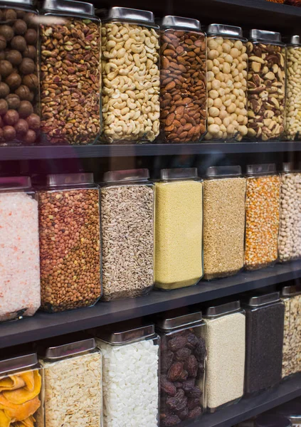 Departamento na loja com alimentos saudáveis e nutritivos cheios de proteína — Fotografia de Stock