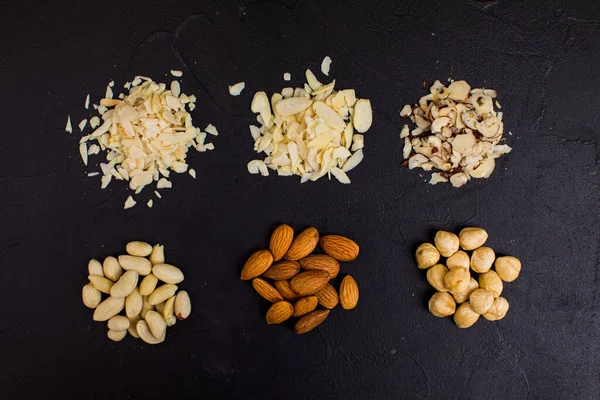 Sada nádherných ořechů v různých formách — Stock fotografie