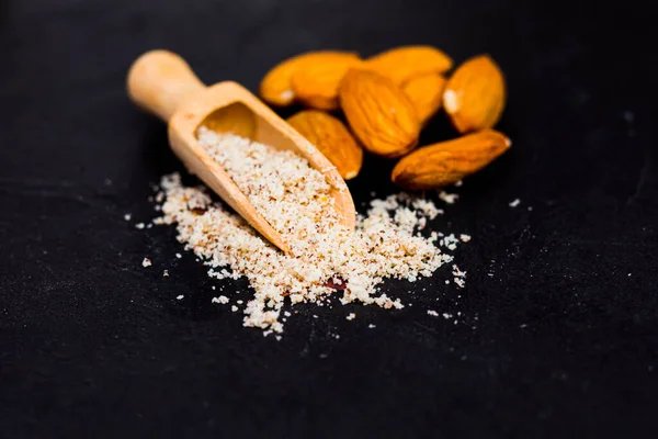 Smakelijke en voedzame amandelen in hun geheel en gemalen vorm — Stockfoto