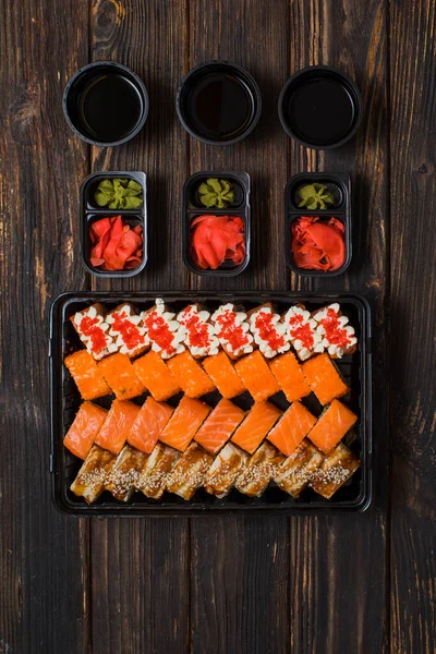 Japans restaurant met verschillende soorten sushi — Stockfoto