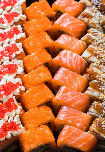 好吃的寿司卷，配料不同 — 图库照片