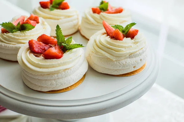 Les gâteaux meringues tendres aux fraises et à la menthe — Photo