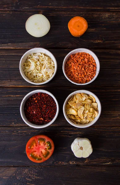 Différents condiments moulus avec des légumes, leurs composants — Photo