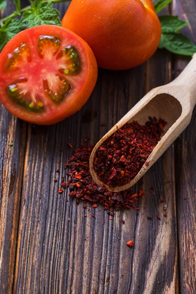 Stäng visa färska tomater och trä skopa med krydda — Stockfoto