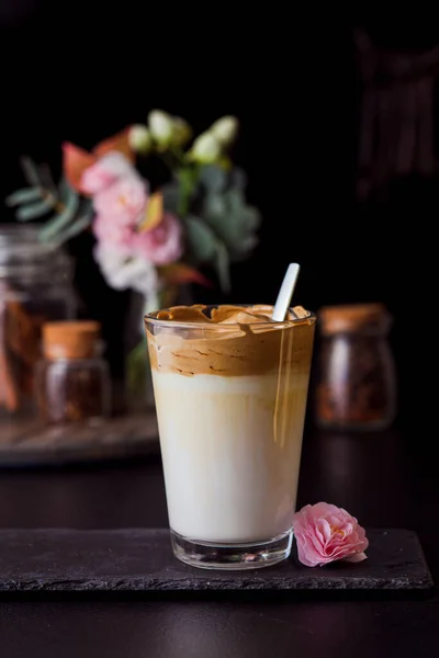 Café instantáneo esponjoso con leche fría en taza de vidrio — Foto de Stock