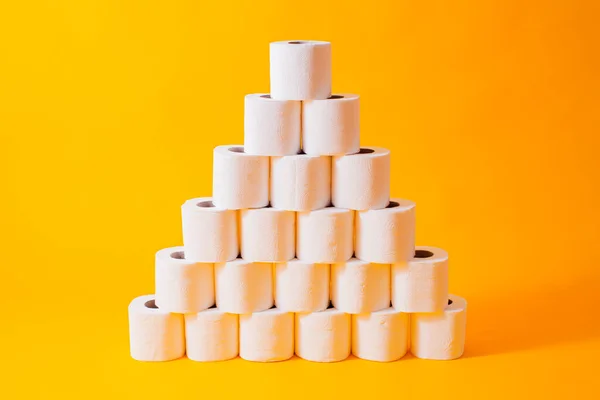 Concepto abstracto con papel higiénico, pirámide infográfica — Foto de Stock