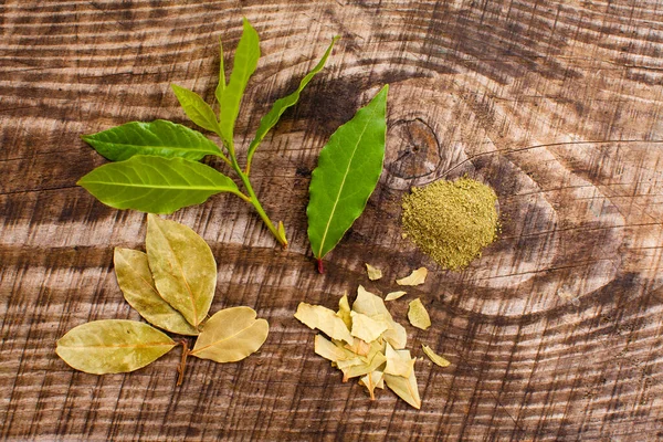 Estágios de fazer especiarias a partir de folhas de louro perfumadas — Fotografia de Stock
