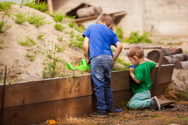 I bambini giocano nella sabbiera in un cantiere abbandonato — Foto Stock