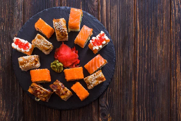 在日本餐馆举行的各种开胃寿司介绍会 — 图库照片