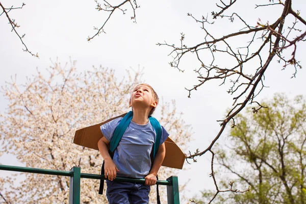 Παιδί με χάρτινες φτερούγες ονειρεύεται να γίνει αστροναύτης — Φωτογραφία Αρχείου