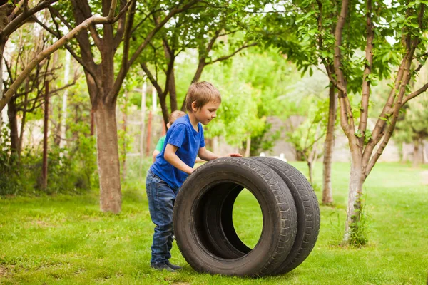 The preschool boys get acquainted with car parts — Stock Photo, Image