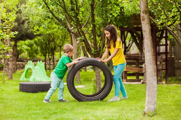 El niño y la niña organizar un patio de recreo para sí mismos — Foto de Stock