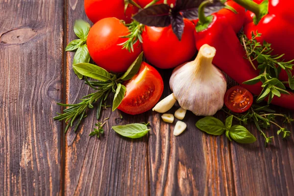 Die frischen Zutaten zum Kochen italienischer Speisen — Stockfoto