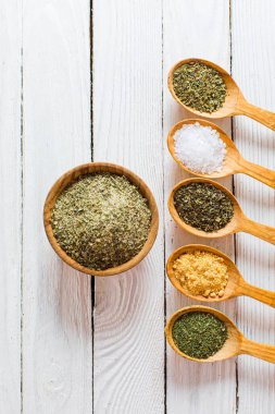 Ahşap kase ve kaşık dolusu baharat.