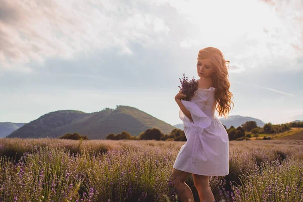 Sinnliche Frau mit Bouquet bei der Lavendelernte — Stockfoto