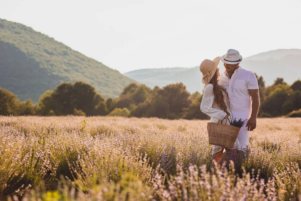 Schönes junges Paar umarmt sich am Lavendelfeld — Stockfoto